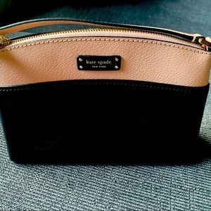 Kate Spade Jeanne Purse
9.5 in (L) x 6.5 in (H) x 3 in (W)